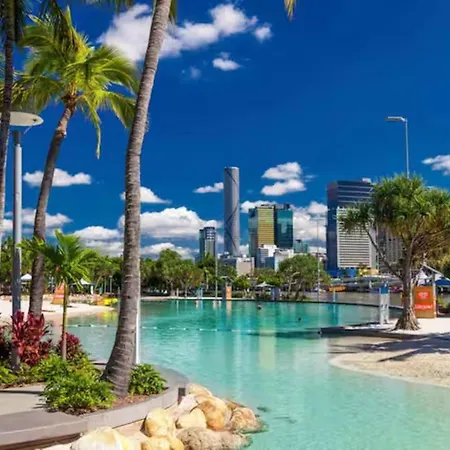 Park Avenue Luxe Chic Townhouse Sleeps 9, Carpark Brisbane