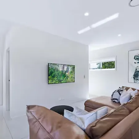 Park Avenue Luxe Chic Townhouse Sleeps 9, Carpark Villa