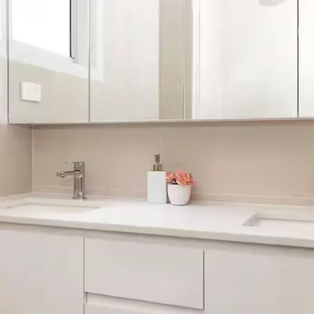 Park Avenue Luxe Chic Townhouse Sleeps 9, Carpark