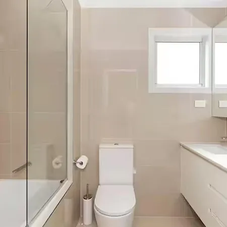 Park Avenue Luxe Chic Townhouse Sleeps 9, Carpark Villa