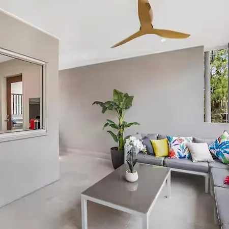 Park Avenue Luxe Chic Townhouse Sleeps 9, Carpark Villa Brisbane