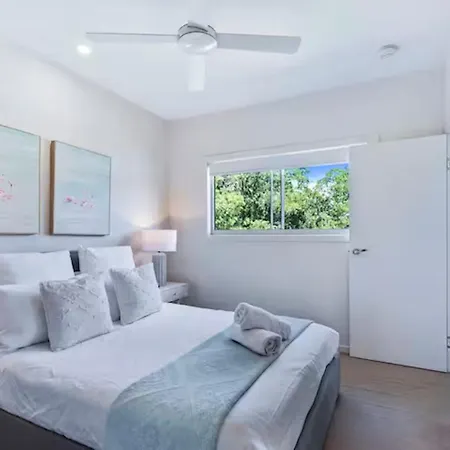 Park Avenue Luxe Chic Townhouse Sleeps 9, Carpark *