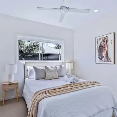 Villa Park Avenue Luxe Chic Townhouse Sleeps 9, Carpark
