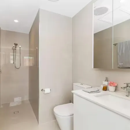Villa Park Avenue Luxe Chic Townhouse Sleeps 9, Carpark