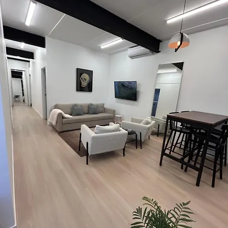 West Hub. Private Infrared Sauna Near & Much More! New Purpose Built Loft Style! Holiday home