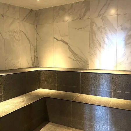 Brisbane's Highest Rated 3 Bedroom Luxury -above 60th Floor- Incredible Views In Skytower, Brisbane's Tallest Building -complimentary Wifi, Drinks, Snacks & Streaming Access *