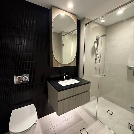 Apartment The Only One - Riverfront Elegance, Free Carpark *