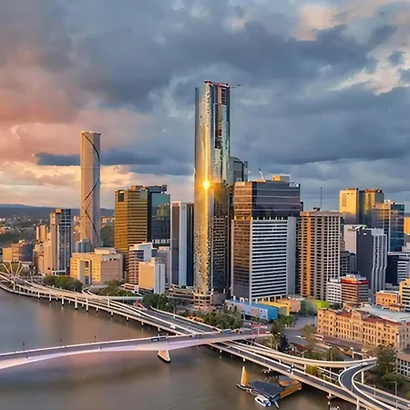 The Only One - Riverfront Elegance, Free Carpark Apartment *