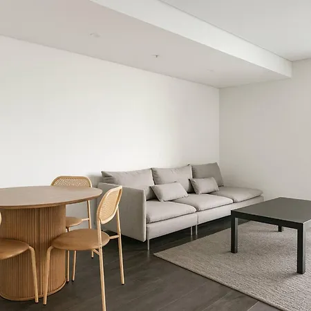 The Only One - Riverfront Elegance, Free Carpark Apartment *
