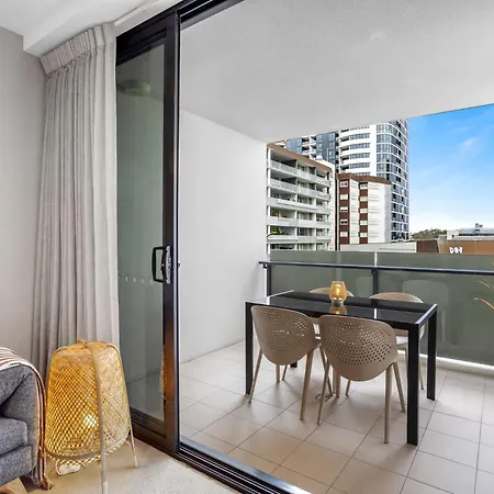 Apartment Lux 2br 5 Stars Pool Gym 10 Min Cbd