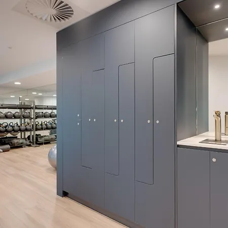 Modern - 1 Bedroom In Queen's Wharf Walk To Casino Apartment