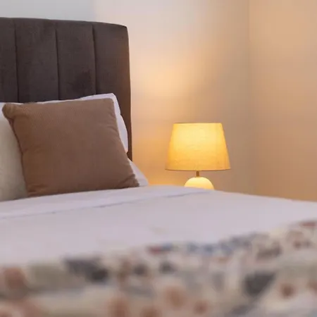 Grand Luxe Oasis Prime Location Balcony And Patio Brisbane