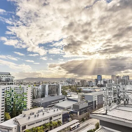Stylish 2br Unit With Pool And Gym In South * Brisbane