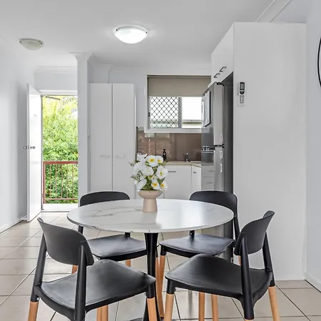 Comfy And Cozy Near Hospitals And Cbd With Parking!