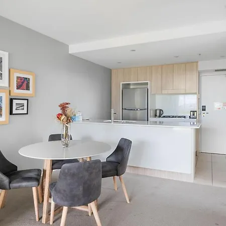 54q Abnb-style Discover Riverside Bliss With Pool And Free Parking Near Portside Apartment *