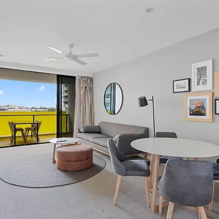 54q Abnb-style Discover Riverside Bliss With Pool And Free Parking Near Portside Apartment *
