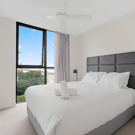 54q Abnb-style Discover Riverside Bliss With Pool And Free Parking Near Portside * Brisbane