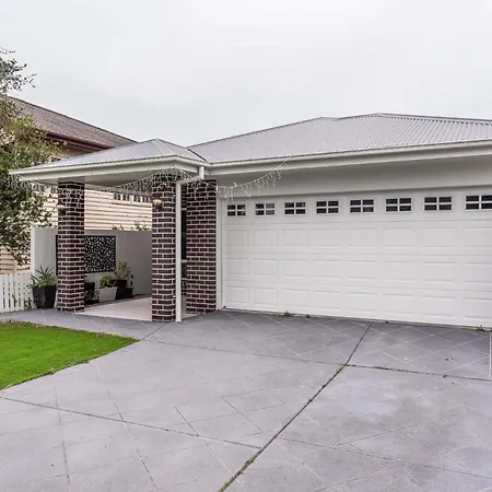 Holiday home The Airport Stop Spacious House & Sky Base *