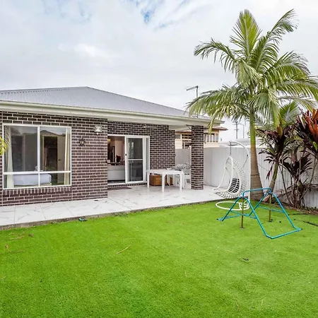 The Airport Stop Spacious House & Sky Base Holiday home *