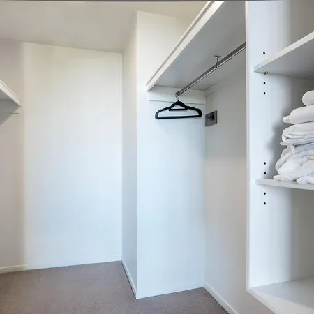 Apartment Barramul On The Park With Pool & Gym Access *