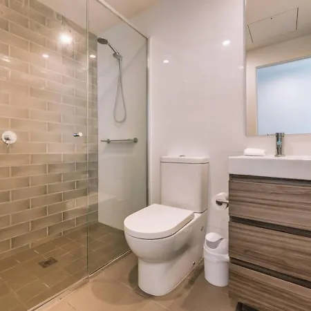 Contemporary 2br W Deck And Bbq Access *