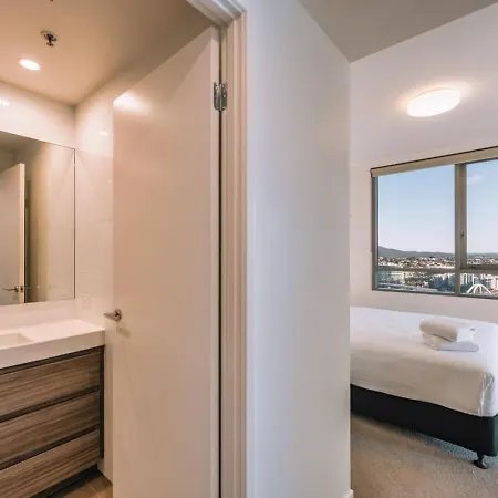 Apartment Contemporary 2br W Deck And Bbq Access Brisbane