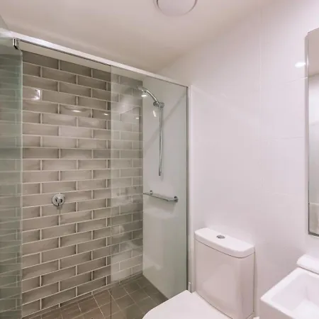 Apartment Contemporary 2br W Deck And Bbq Access