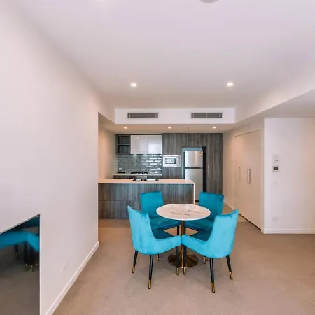 Contemporary 2br W Deck And Bbq Access