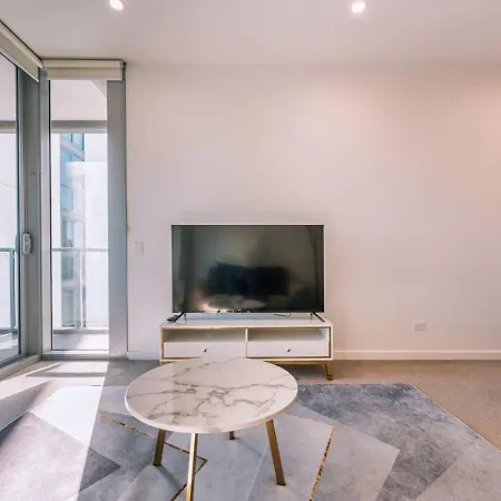 Apartment Contemporary 2br W Deck And Bbq Access