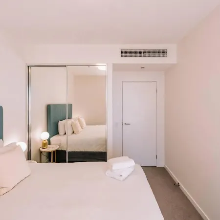Contemporary 2br W Deck And Bbq Access Apartment Brisbane