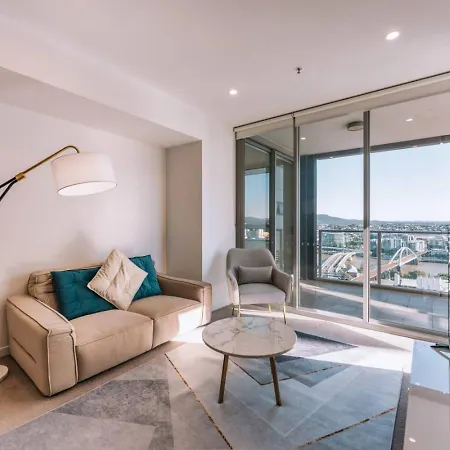 Contemporary 2br W Deck And Bbq Access