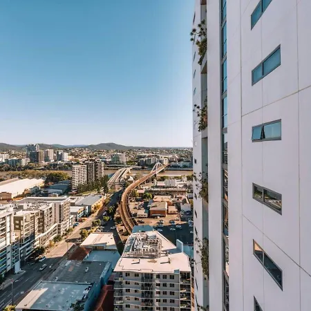 Contemporary 2br W Deck And Bbq Access Apartment Brisbane