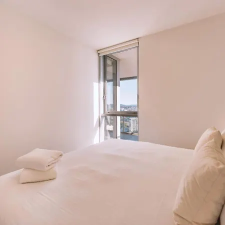 Contemporary 2br W Deck And Bbq Access Apartment Brisbane