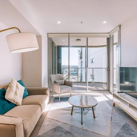 Contemporary 2br W Deck And Bbq Access