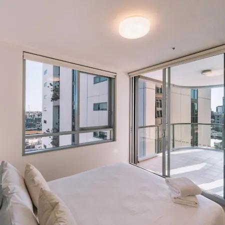 Apartment Contemporary 2br W Deck And Bbq Access