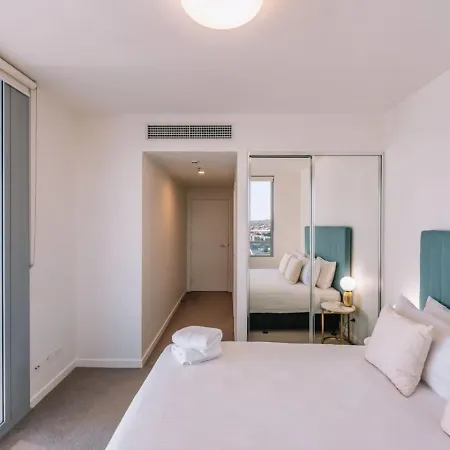 Contemporary 2br W Deck And Bbq Access *