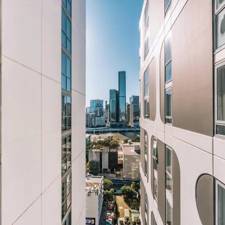 Contemporary 2br W Deck And Bbq Access Brisbane