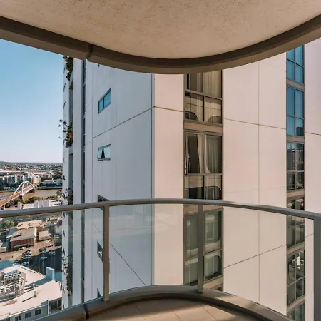 Contemporary 2br W Deck And Bbq Access