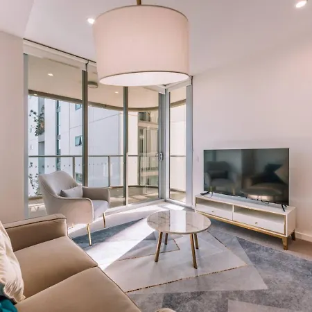 Contemporary 2br W Deck And Bbq Access Apartment Brisbane