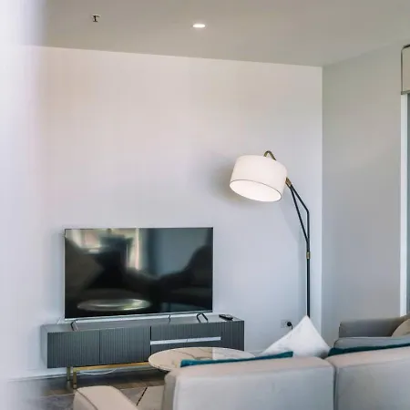 Tranquil 2 Bedroom Between Art And Sky