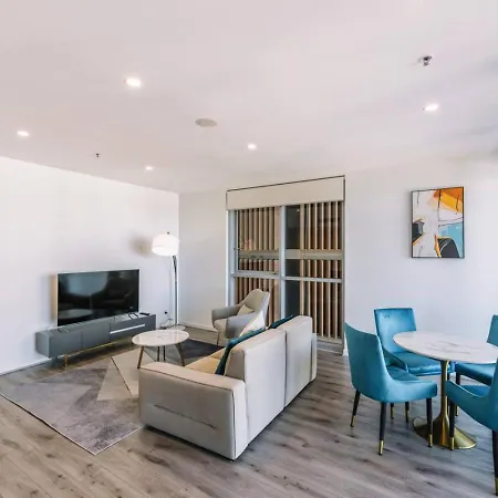 Tranquil 2 Bedroom Between Art And Sky Brisbane
