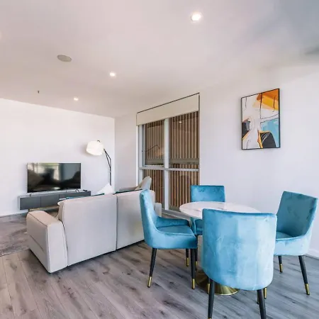 Tranquil 2 Bedroom Between Art And Sky