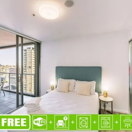 Tranquil 2 Bedroom Between Art And Sky Apartment Brisbane