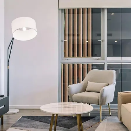 Tranquil 2 Bedroom Between Art And Sky Apartment