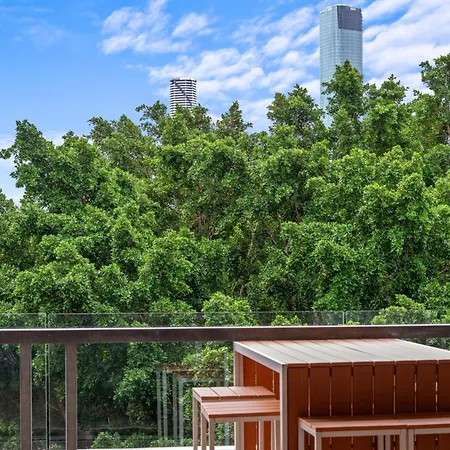Modern Southbank Parklands Retreat *