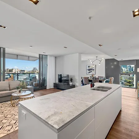 Luxe 3br With Views, Car Park And Rooftop Pool Apartment