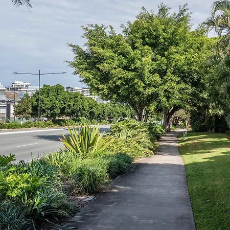 Modern 2br Near Portside & Airport *