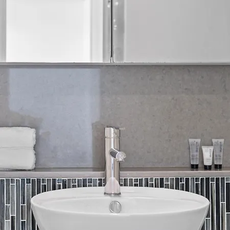 High-rise With Pool, Sauna & Gym Access Brisbane