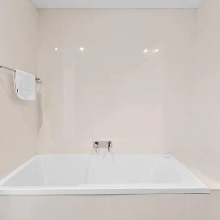 Apartment High-rise With Pool, Sauna & Gym Access Brisbane