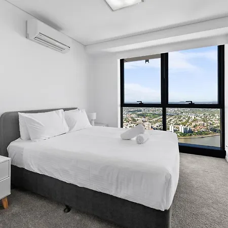 High-rise With Pool, Sauna & Gym Access *